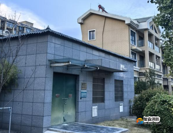 供本住宅楼使用的低压配电室、弱电机房是否设置气体灭火系统？