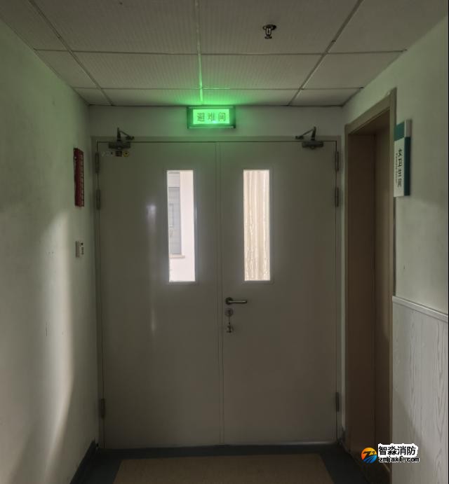 “避难间应靠近疏散楼梯间”的靠近是指距离范围多少米