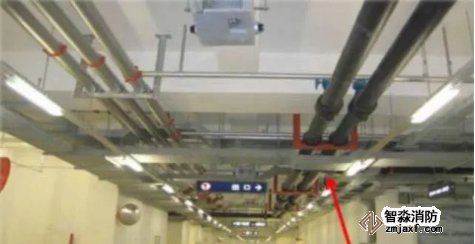 桥架管线吊杆平行，间距合理；不足：电缆桥架布置在管道下方