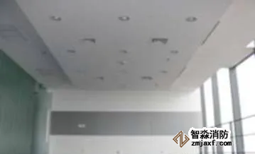 消防管道安装与实施要点顶棚灯具风口烟感居中对称布置